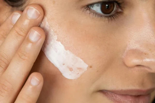 Cuidados Essenciais para Pele Seca: Como Restaurar o Brilho Natural da Sua Pele